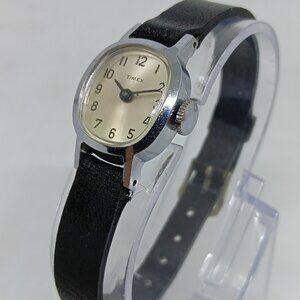 VINTAGE 1970s Timex Women's 17 mm Manual Wind Silver Tone Leather Strap Watch